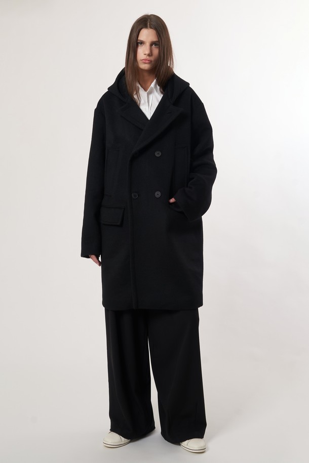 AU52CT01 더블 후드 코트_블랙은 여성용 후드 코트입니다. 가을과 겨울에 착용하기 좋으며, 캐주얼하고 베이직한 스타일을 연출합니다. 롱 기장에 오버핏으로 디자인되었으며, 더블 버튼 여밈 방식의 더블 코트입니다. 울 소재로 제작되어 두꺼운 두께감을 자랑하며, 출근룩이나 모임룩에 활용하기 좋습니다. 캐주얼, 클래식, 미니멀 스타일을 즐겨 입는 분들께 추천합니다.
