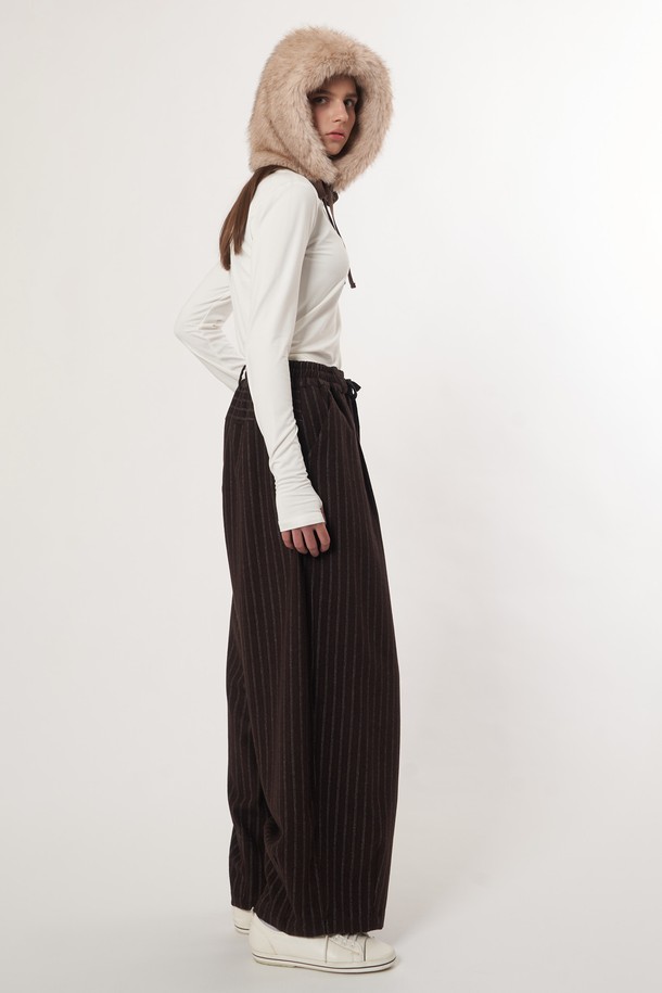 AW52AC04 퍼 바라클라바_베이지는 부드러운 퍼 소재로 제작되어 뛰어난 촉감을 자랑하는 여성용 바라클라바입니다. 깊은 모자 깊이와 목까지 감싸는 디자인으로 겨울철 보온과 방한 기능을 제공하며, 쌀쌀한 날씨에도 따뜻하게 착용할 수 있습니다. 무지 패턴의 베이지 컬러는 캐주얼, 미니멀, 클래식 등 다양한 스타일과 쉽게 매치할 수 있어 활용도가 높습니다. 두꺼운 두께감의 퍼 소재는 포근함을 더하며, 디자인 장식으로 퍼를 사용하여 고급스러운 느낌을 선사합니다. 데일리룩에 포인트 아이템으로 활용하여 스타일리시함과 따뜻함을 동시에 잡을 수 있습니다.
