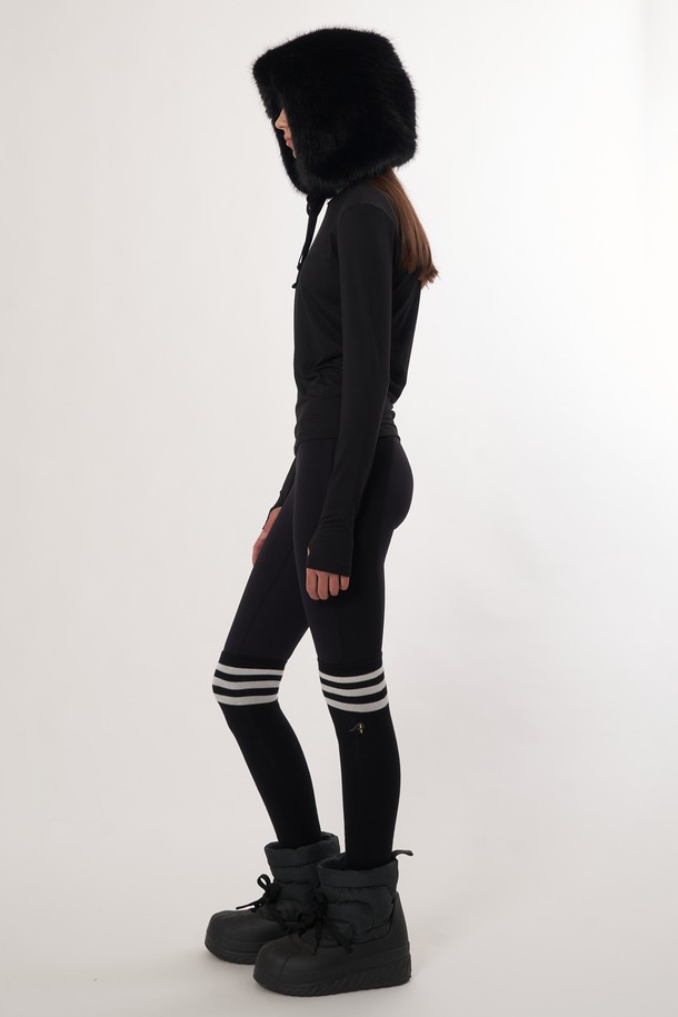 AW52AC04 퍼 바라클라바_블랙은 부드러운 퍼 소재로 제작되어 뛰어난 촉감을 자랑하는 겨울철 방한용 바라클라바입니다. 깊은 모자 깊이와 목까지 덮는 디자인으로 보온성을 극대화하여 추운 날씨에도 따뜻하게 착용할 수 있습니다. 무지 블랙 컬러로 어떤 스타일에도 잘 어울리며, 캐주얼 및 미니멀 룩에 매치하여 포근하면서도 세련된 분위기를 연출할 수 있습니다. 특히 두꺼운 두께의 퍼 소재는 뛰어난 방한 기능을 제공하며, 일상생활에서도 부담 없이 활용하기 좋습니다. 남녀 공용으로 착용 가능하여 실용적입니다.
