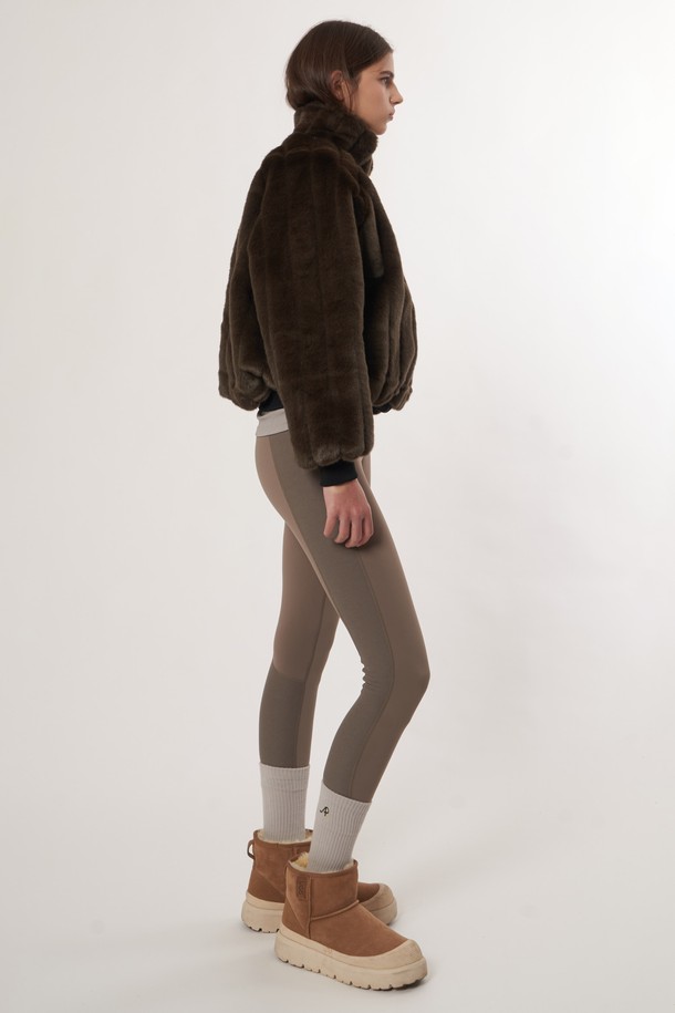 AW52OT03_리버시블 밍크 점퍼_다크브라운은 여성 의류로, 가을과 겨울에 착용하기 좋은 두꺼운 두께감의 점퍼입니다. 밍크 소재로 제작되어 부드러운 촉감을 선사하며, 클래식하고 우아한 스타일을 연출합니다. 다크브라운 컬러의 무지 디자인에 집업 여밈 방식과 레귤러핏으로 제작되었으며, 리버시블 타입으로 다양한 스타일링이 가능합니다. 일상 및 모임룩, 데이트룩에 활용하기 좋은 아이템입니다. 긴 소매 기장의 크롭 기장 점퍼로 보온성 또한 뛰어납니다.
