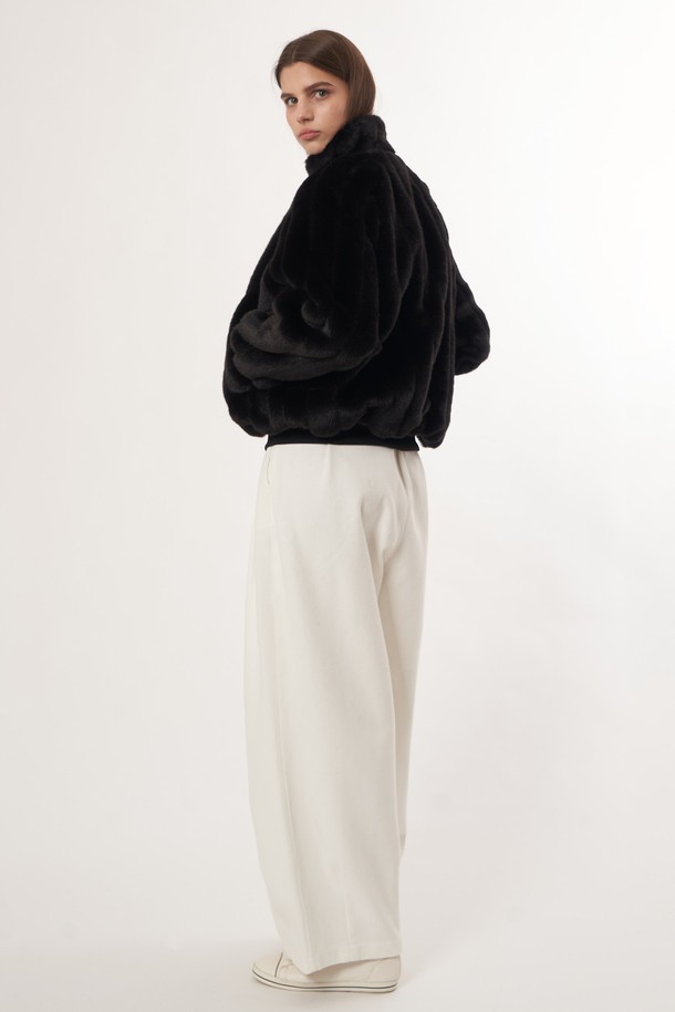 AW52OT03 리버시블 밍크 점퍼_블랙은 여성용 점퍼로, 가을과 겨울에 착용하기 좋은 보온성이 뛰어난 제품입니다. 부드러운 촉감의 밍크 소재로 제작되어 편안한 착용감을 선사하며, 레귤러 핏과 긴 소매 기장으로 디자인되었습니다. 블랙 컬러의 무지 디자인은 베이직하고 클래식한 스타일을 연출하며, 집업 여밈 방식과 리버시블 코트 타입으로 실용성을 더했습니다. 미니멀한 스타일을 선호하는 분들께 추천하는 아이템입니다.
