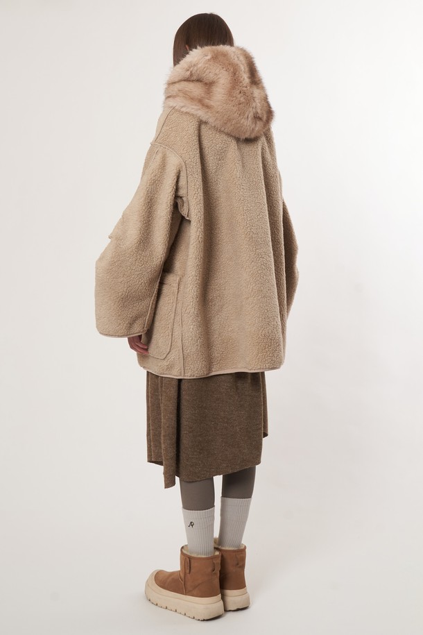 AW52OT02 페이크 라쿤 후드 아우터_베이지는 여성용 후드 아우터입니다. 가을과 겨울에 착용하기 좋은 두꺼운 두께감의 오버핏 코트로, 부드러운 촉감과 무지 디자인이 특징입니다. 일상룩, 여행룩, 캠핑룩 등 다양한 TPO에 활용 가능하며, 캐주얼, 미니멀, 클래식 스타일을 연출하기 좋습니다. 페이크 라쿤 퍼 후드 디테일과 토글 여밈 방식으로 포인트를 더했으며, 긴 소매 기장으로 따뜻함을 더했습니다.
