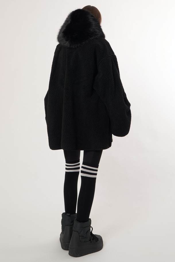 AW52OT02_페이크 라쿤 후드 아우터_블랙은 여성용 후드 아우터로, 겨울철 캐주얼 스타일을 연출하기에 적합합니다. 전체적으로 무지 디자인에 오버핏으로 제작되었으며, 두꺼운 두께감과 부드러운 촉감의 인조가죽, 폴리에스테르 혼방 소재를 사용하여 보온성을 높였습니다. 긴 소매와 집업 여밈 방식이 특징이며, 페이크 라쿤 퍼 후드 장식과 안감 퍼 디테일이 고급스러운 분위기를 더합니다. 출근룩과 모임룩은 물론, 미니멀, 시크 스타일을 즐겨 입는 분들께 추천합니다.
