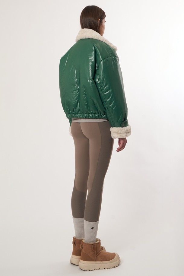 애시드 그린 컬러의 AW52JP01 퍼 패치 패딩점퍼입니다. 여성용으로, 겨울철 캐주얼 스타일 연출에 적합합니다. 넉넉한 두께감과 부드러운 촉감의 나일론 소재를 사용하여 편안한 착용감을 선사합니다. 레귤러 핏에 긴 소매 기장, 집업 여밈 방식으로 제작되었으며, 퍼 디테일과 안감으로 따뜻함과 스타일리시함을 더했습니다. 패치워크 패턴이 돋보이는 디자인으로, 일상생활에서 개성 있는 스타일을 완성해보세요.
