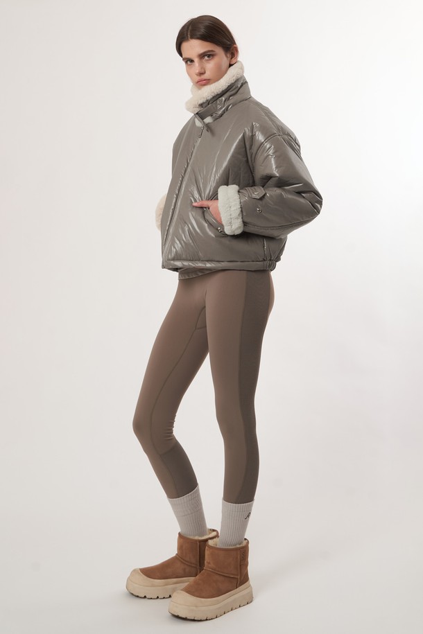 AW52JP01 퍼 패치 패딩점퍼는 여성용 다크베이지 컬러의 캐주얼 패딩 점퍼입니다. 겨울철 일상 및 출근, 여행룩에 적합하며, 부드러운 촉감의 폴리에스테르 소재로 제작되었습니다. 레귤러 핏에 레귤러 기장으로, 집업 스타일이며 퍼 디테일과 안감으로 보온성을 높였습니다. 패치워크 패턴이 돋보이는 디자인으로, 미니멀, 클래식 스타일을 선호하는 분들께 추천합니다.
