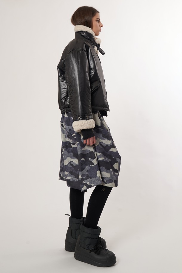 AW52JP01 퍼 패치 패딩점퍼_블랙은 여성 겨울철 캐주얼 스타일을 위한 패딩 점퍼입니다. 부드러운 촉감의 나일론 소재로 제작되었으며, 두꺼운 두께감으로 뛰어난 보온성을 제공합니다. 레귤러핏으로 편안하게 착용 가능하며, 집업 스타일로 간편하게 여밀 수 있습니다. 블랙 컬러에 패치워크 패턴이 적용되어 밋밋함을 덜고 개성 있는 포인트를 더했습니다. 안감과 아우터의 퍼 디테일이 고급스러움을 더하는, 데일리룩에 활용하기 좋은 아이템입니다.
