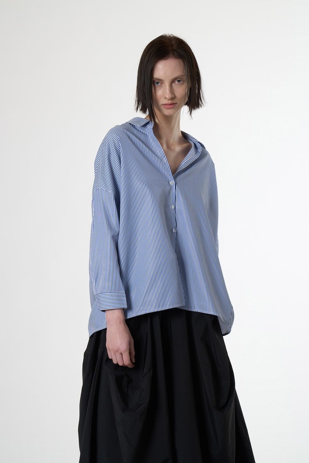 AW51SH07 라이트 백 슬릭 셔츠는 시원한 촉감의 얇은 폴리에스테르, 나일론 혼방 소재로 제작되었으며, 블루 스트라이프 패턴이 돋보입니다. 봄, 여름 시즌에 적합하며, 크롭 소매와 셔츠 칼라 디자인, 그리고 백 슬릿 디테일이 특징입니다. 오버핏 및 릴랙스핏으로 편안하게 착용할 수 있는 여성용 셔츠/블라우스입니다.
