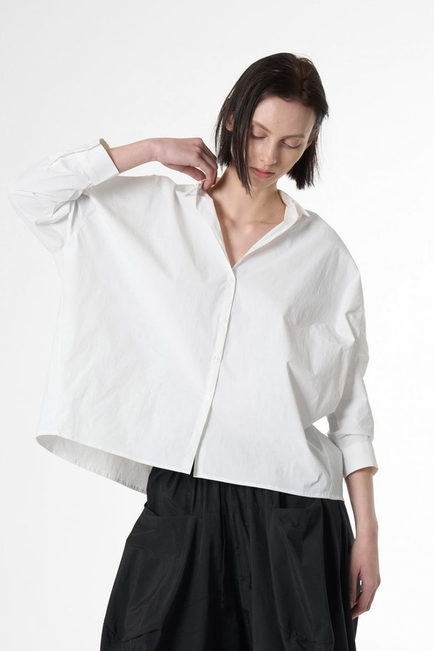 AW51SH07 라이트 백 슬릭 셔츠는 화이트 색상의 여성용 반소매 셔츠/블라우스입니다. 나일론과 폴리우레탄 혼방 소재로 제작되어 얇고 부드러운 촉감을 자랑하며, 무지 패턴의 루즈핏/오버핏 디자인으로 편안하게 착용할 수 있습니다. 크롭 기장, 칼라 네크라인, 백 슬릿 디테일, 테일러드 밑단이 특징이며, 봄, 여름 일상복으로 적합한 미니멀/베이직 스타일입니다.