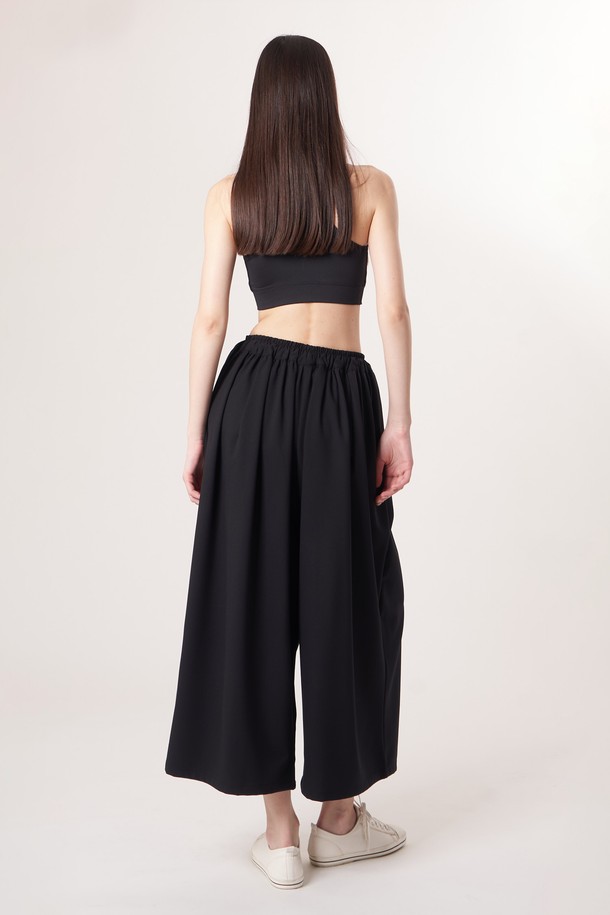AU52PT33 F 와이드 크롭 팬츠_블랙은 미니멀하고 베이직한 스타일의 여성용 와이드 크롭 팬츠입니다. 봄, 여름, 가을 계절에 적합하며, 얇고 부드러운 촉감의 폴리에스테르, 레이온, 폴리우레탄 혼방 소재로 제작되어 편안한 착용감을 선사합니다. 허리 밴딩과 드로우스트링 디테일로 편안함을 더했으며, 넉넉한 루즈핏으로 활동성을 높였습니다. 데이트룩, 카페룩 등 다양한 TPO에 활용하기 좋으며, 남녀 공용으로 착용 가능합니다.
