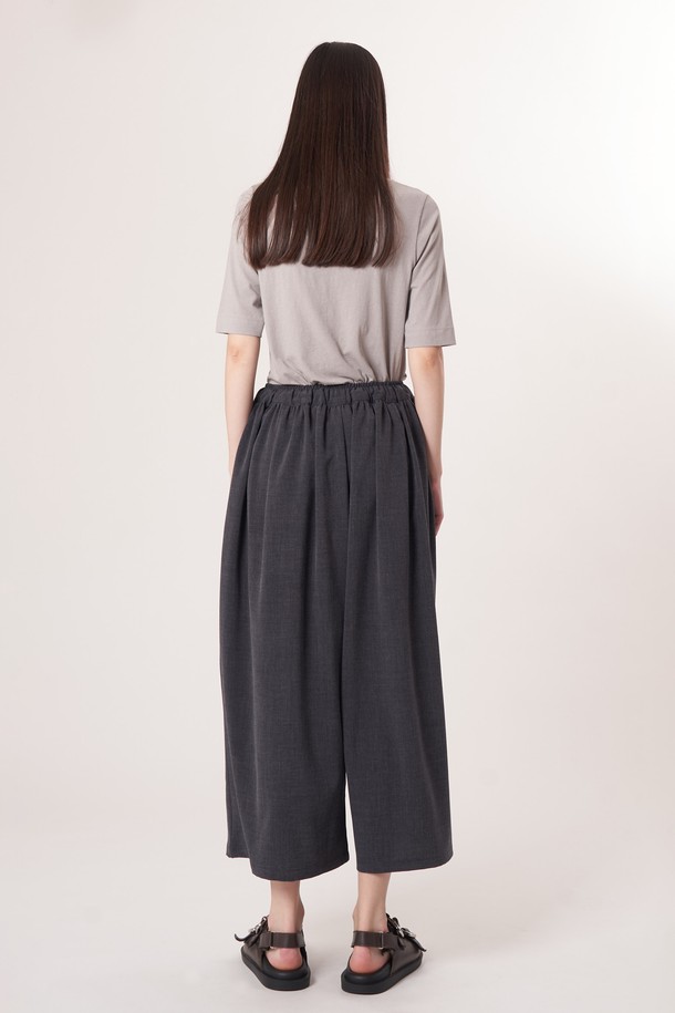 AU52PT33 F 와이드 크롭 팬츠_멜란지그레이는 남녀 모두 착용 가능한 캐주얼 스타일의 와이드 크롭 팬츠입니다. 멜란지그레이 컬러의 무지 디자인으로, 봄, 여름, 가을 계절에 활용하기 좋습니다. 부드러운 촉감의 폴리에스테르, 레이온, 폴리우레탄 혼방 소재로 제작되어 편안한 착용감을 제공합니다. 허리 드로우스트링과 밴딩 처리로 편안함을 더했으며, 데일리룩, 동네 마실룩, 여행룩 등 다양한 TPO에 맞춰 미니멀한 스타일을 연출할 수 있습니다. 루즈핏으로 여유로운 실루엣을 선사하는 얇은 두께의 크롭 팬츠입니다.
