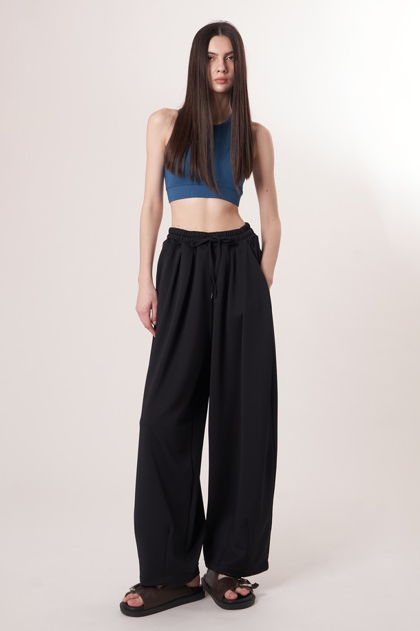 AU52PT39 더블 테크 와이드 팬츠_블랙은 미니멀, 클래식, 시크 스타일을 추구하는 고객을 위한 사계절용 와이드 팬츠입니다. 밴딩 처리되어 편안한 착용감을 제공하며, 일상과 출근룩, 모임룩 등 다양한 TPO에 활용하기 좋습니다. 부드러운 촉감의 폴리에스테르, 폴리우레탄 혼방 소재로 제작되었으며, 두꺼운 두께감과 루즈핏으로 안정적인 핏을 연출합니다. 더블 레이어드 기능성 원단과 압축 가공, 앞면 플리츠 디테일, 드로우스트링 디자인이 특징입니다.
