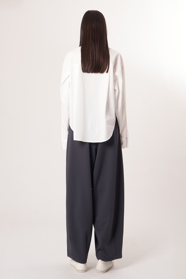 AU52PT39 더블 테크 와이드 팬츠_다크그레이는 미니멀, 스포티, 클래식 스타일을 아우르는 여성용 와이드 팬츠입니다. 사계절 착용 가능하며, 출근룩과 여행룩에 모두 잘 어울립니다. 다크그레이 컬러의 무지 디자인으로, 더블 레이어드 기능성 원단과 압축 가공 소재를 사용하여 두께감 있는 부드러운 촉감을 선사합니다. 밴딩 처리된 허리와 앞면 턱 디테일, 드로우스트링, 트랙팬츠 스타일이 특징이며 루즈핏으로 편안하게 착용할 수 있습니다.
