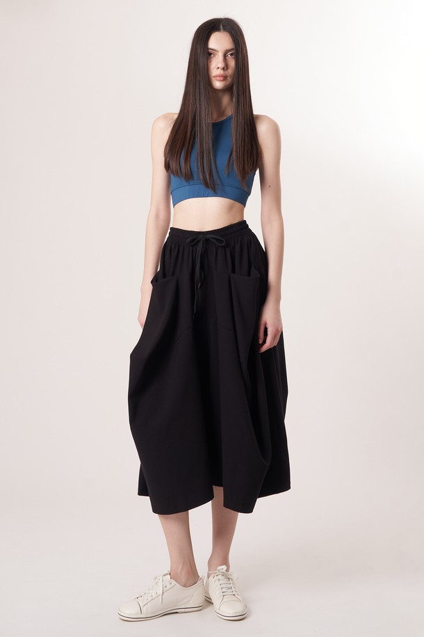 AW52PT31 W_테크플레어 팬츠는 여성용 테크플레어 팬츠로, 스포티하면서도 캐주얼한 스타일을 연출합니다. 블랙과 터쿼이즈 블루 두 가지 색상으로 제공되며, 사계절 내내 착용 가능합니다. 릴랙스핏 플레어 디자인에 신축성 있는 폴리에스터, 레이온, 폴리우레탄 혼방 소재로 제작되어 부드러운 촉감을 선사합니다. 허리 밴딩과 드로우스트링으로 편안한 착용감을 제공하며, 레깅스 위에 레이어드하여 다양한 스타일을 연출할 수 있습니다. 무지 디자인으로 미니멀한 매력을 더한 긴 기장의 바지입니다.
