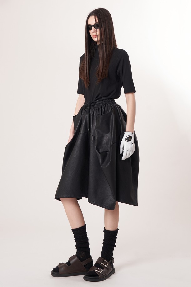 AW52PT32 레더 이펙트 플레어 팬츠_블랙은 부드러운 촉감의 폴리우레탄과 레이온 혼방 소재로 제작되어 가을, 겨울에 착용하기 좋은 여성용 레더 팬츠입니다. 모던한 스타일의 이 바지는 레더 이펙트 소재와 자연스러운 주름 텍스처가 특징이며, 릴랙스 핏의 플레어 디자인으로 입체적인 볼륨감을 선사합니다. 일상, 데이트룩, 모임룩 등 다양한 TPO에 활용 가능하며 시크, 미니멀, 클래식 스타일을 연출하기 좋습니다. 편안한 길이감으로 활동성을 높인 긴 기장의 무지 블랙 컬러 레더 팬츠입니다.
