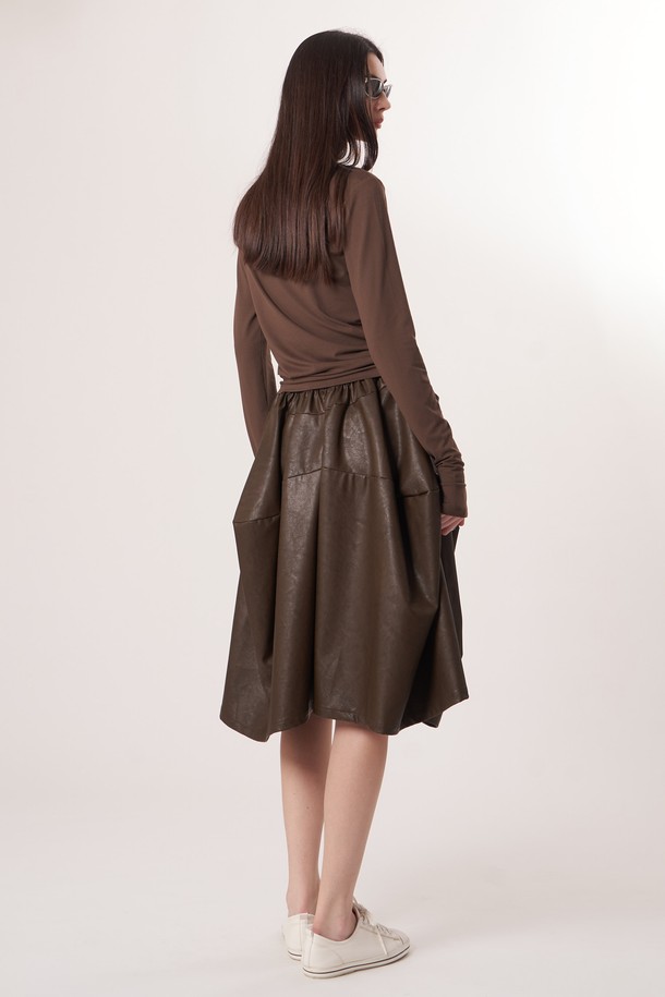 AW52PT32 레더 이펙트 플레어 팬츠_다크브라운은 여성용 플레어 팬츠입니다. 레더 이펙트 소재로 제작되어 부드러운 촉감과 자연스러운 주름 텍스처를 선사하며, 루즈핏으로 편안하게 착용 가능합니다. 다크브라운 컬러의 긴 기장으로, 엘레강스한 스타일을 연출하며, 데이트룩, 모임룩, 오피스룩 등 다양한 TPO에 활용할 수 있습니다. 클래식, 미니멀, 시크 스타일을 선호하는 분들에게 추천합니다. 입체감 있는 실루엣이 특징입니다.
