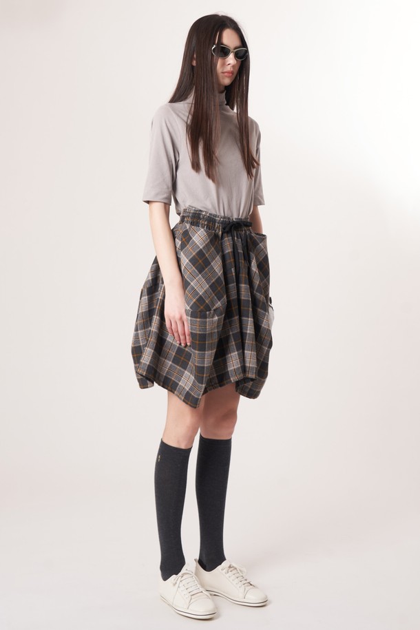 AW52PS33 체크 볼륨 G 쇼츠_브라운은 여성용 쇼츠로, 브라운과 라이트 그레이 색상으로 제공됩니다. 봄, 여름 계절에 어울리는 스포티하면서도 클래식한 스타일의 제품입니다. 플레어 바지핏과 볼륨 핏으로 여성스러운 실루엣을 연출하며, 입체적인 커팅 라인과 체크 패턴이 특징입니다. 신축성 있는 블루머 안감이 있어 안정적인 착용감을 선사하며, 데이트룩이나 쇼핑룩에 적합합니다. 폴리에스테르 소재로 제작되었으며, 밴딩 및 드로우스트링으로 편안하게 착용할 수 있습니다.
