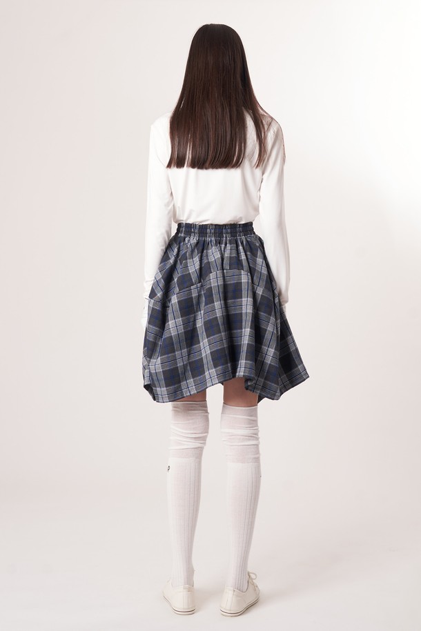 AW52PS33 체크 볼륨 G 쇼츠_블루는 시원한 블루 컬러와 체크 패턴이 돋보이는 여성 쇼츠입니다. 넓은 와이드 핏과 플레어스커트처럼 볼륨감 있는 디자인으로, 스포티하면서도 캐주얼한 스타일을 연출합니다. 활동성을 높이는 3차원 입체 커팅과 드로우스트링 디테일이 특징이며, 안감으로 언더블루머가 있어 편안하게 착용할 수 있습니다. 여름철 휴가, 리조트, 피트니스 등 다양한 TPO에 활용하기 좋은 아이템입니다.
