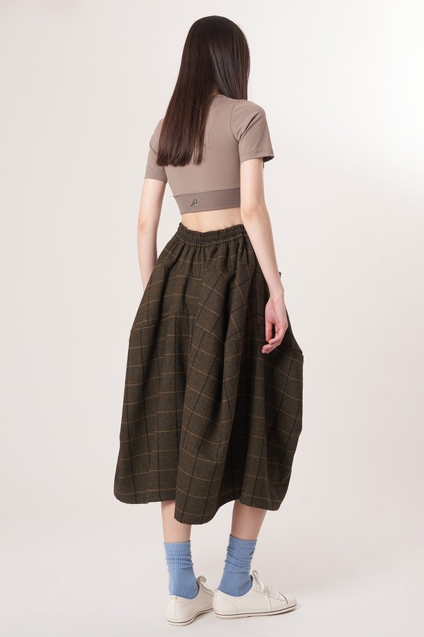 AW52PT34 윈터체크 테크플레어 팬츠_다크브라운은 겨울철 따뜻함과 스타일을 동시에 잡을 수 있는 여성 플레어 팬츠입니다. 다크 브라운 컬러의 헤링본 또는 체크 패턴으로 클래식, 레트로 무드를 연출하며, 넉넉한 루즈핏과 긴 기장으로 다양한 체형을 커버합니다. 울과 폴리에스테르 혼방 소재로 제작되어 부드러운 촉감을 선사하며, 두께감 있는 원단이 겨울철에도 따뜻하게 착용 가능합니다. 드로우스트링 허리 밴딩으로 편안한 착용감을 제공하며, 레깅스와 레이어드하여 더욱 따뜻하게 연출할 수 있습니다. 겨울 데일리룩, 오피스룩, 모임룩 등 다양한 TPO에 활용할 수 있는 실용적인 아이템입니다.
