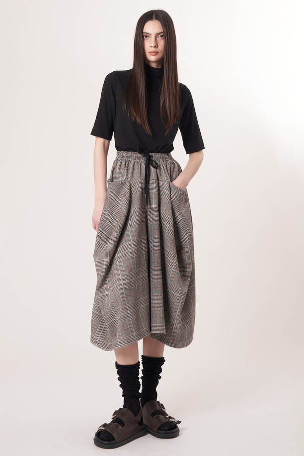 AW52PT34 윈터체크 테크플레어 팬츠_그레이는 겨울철 데일리룩을 위한 여성 플레어 팬츠입니다. 클래식과 레트로, 스트릿 무드를 모두 담아낸 디자인으로, 울과 폴리에스테르 혼방의 두꺼운 소재로 제작되어 따뜻함을 선사합니다. 헤링본 체크 패턴이 돋보이며, 드로우스트링 허리 밴딩으로 편안한 착용감을 제공합니다. 레깅스와 함께 레이어드하여 더욱 따뜻하고 스타일리시하게 연출할 수 있으며, 모빌리티를 고려한 커팅으로 활동성 또한 놓치지 않았습니다. 그레이와 다크브라운 두 가지 색상으로 만나보세요.
