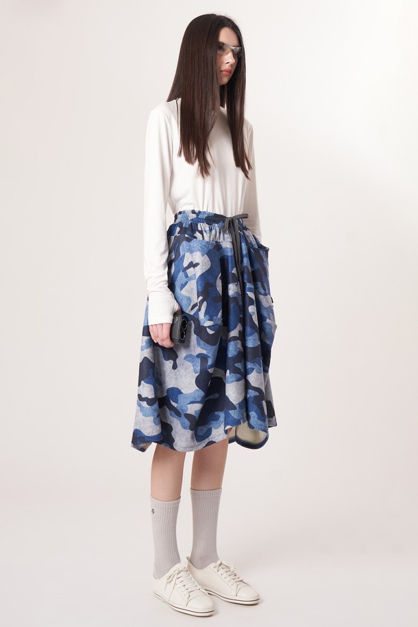 AW52PT35 카모 플레어 팬츠_블루는 여성용 플레어 팬츠로, 캐주얼 및 스트릿 스타일을 연출하기 좋습니다. 사계절 내내 착용 가능하며, 루즈핏으로 편안한 착용감을 제공합니다. 블루 컬러에 카모 패턴이 더해져 개성 있는 스타일을 완성하며, 허리 부분은 밴딩 처리와 드로우스트링으로 조절 가능합니다. 일상복은 물론, 동네 마실룩이나 여행룩으로도 활용하기 좋은 아이템입니다. 폴리에스테르 소재로 제작되어 부드러운 촉감을 느낄 수 있습니다.
