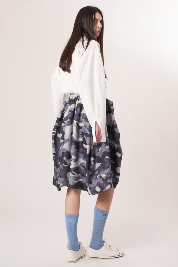 AW52PT35 카모 플레어 팬츠_블랙은 캐주얼, 미니멀, 레트로 스타일을 모두 아우르는 여성용 플레어 팬츠입니다. 부드러운 촉감의 폴리에스테르 소재로 제작되었으며, 허리 밴딩과 스트링으로 편안한 착용감을 선사합니다. 사계절 내내 활용 가능한 루즈핏 긴바지로, 카모 패턴과 코듀로이 텍스처, 브러쉬드 마감으로 포인트를 더했습니다. 동네 마실룩이나 여행룩에 적합하며, 블랙 컬러로 어떤 상의와도 쉽게 매치할 수 있습니다.
