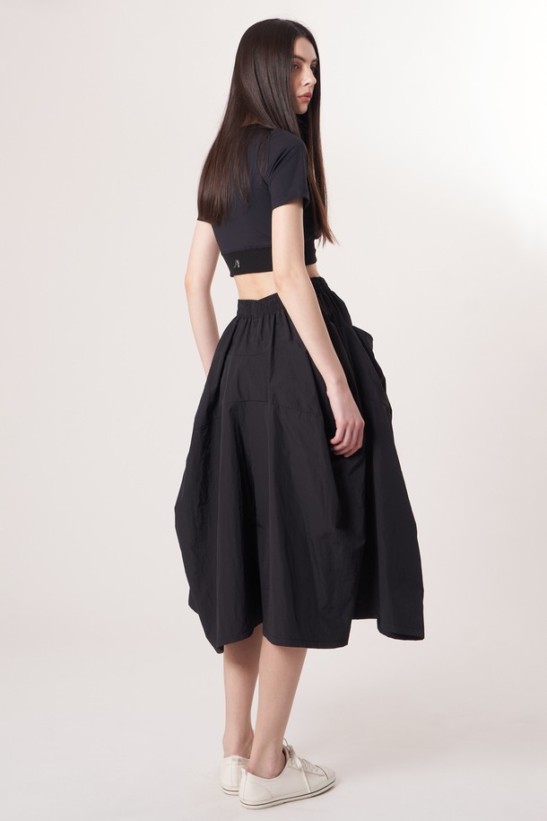 AW52PT36 테크플레어 팬츠_블랙은 여성용 바지로, 스포티, 스트리트, 미니멀 스타일을 넘나드는 활용성을 자랑합니다. 사계절 내내 착용 가능하며, 가볍고 부드러운 나일론, 면 혼방 소재로 제작되어 편안한 착용감을 선사합니다. 허리에는 드로우스트링 밴딩이 있어 사이즈 조절이 용이하며, 루즈핏 플레어 디자인과 아방가르드한 커팅 라인이 돋보입니다. 레깅스 레이어링이 가능하며, 동네 마실룩, 여행룩 등 다양한 TPO에 맞춰 활용할 수 있습니다.
