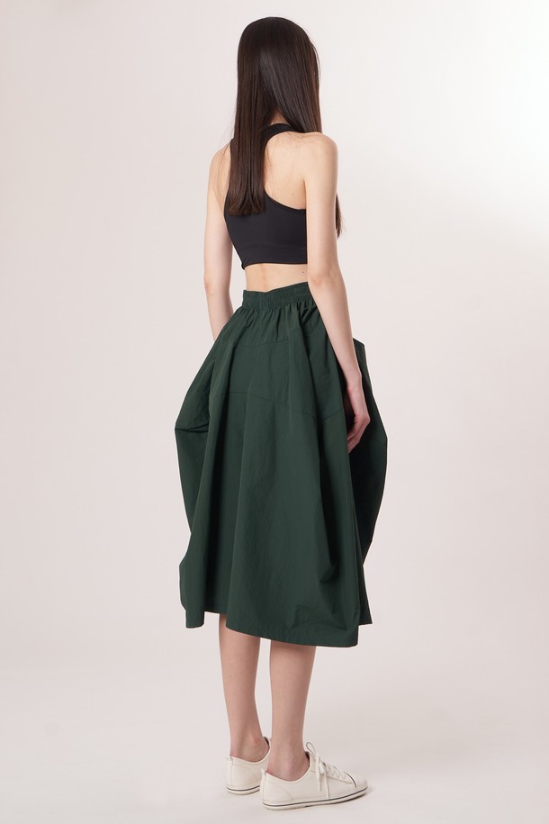 AW52PT36 테크플레어 팬츠_다크그린은 스포티, 스트리트, 캐주얼 스타일을 아우르는 테크플레어 팬츠입니다. 나일론과 면 혼방 소재로 제작되어 부드러운 촉감을 제공하며, 사계절 내내 활용 가능합니다. 루즈핏 플레어 디자인에 밴딩 허리, 드로우스트링으로 편안한 착용감을 선사하며 활동성을 높였습니다. 바이오 가공 처리로 구김이 적어 관리가 용이하고, 레이어링하여 다양한 스타일 연출이 가능합니다. 다크 그린 컬러의 해체주의 패턴이 돋보이는 개성 있는 디자인입니다.
