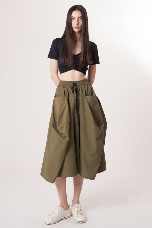 AW52PT36 테크플레어 팬츠_카키는 여성용 바지로, 스포티, 스트릿, 미니멀한 스타일을 연출하기 좋습니다. 가볍고 부드러운 나일론과 면 혼방 소재로 제작되어 사계절 내내 편안하게 착용할 수 있습니다. 루즈핏 플레어 디자인에, 드로우스트링과 해체주의 패턴으로 포인트를 더했으며, 바이오 가공을 거쳐 부드러운 촉감을 자랑합니다. 여행룩, 산책룩 등 다양한 TPO에 활용 가능하며, 가볍고 휴대성이 뛰어나 실용적입니다.
