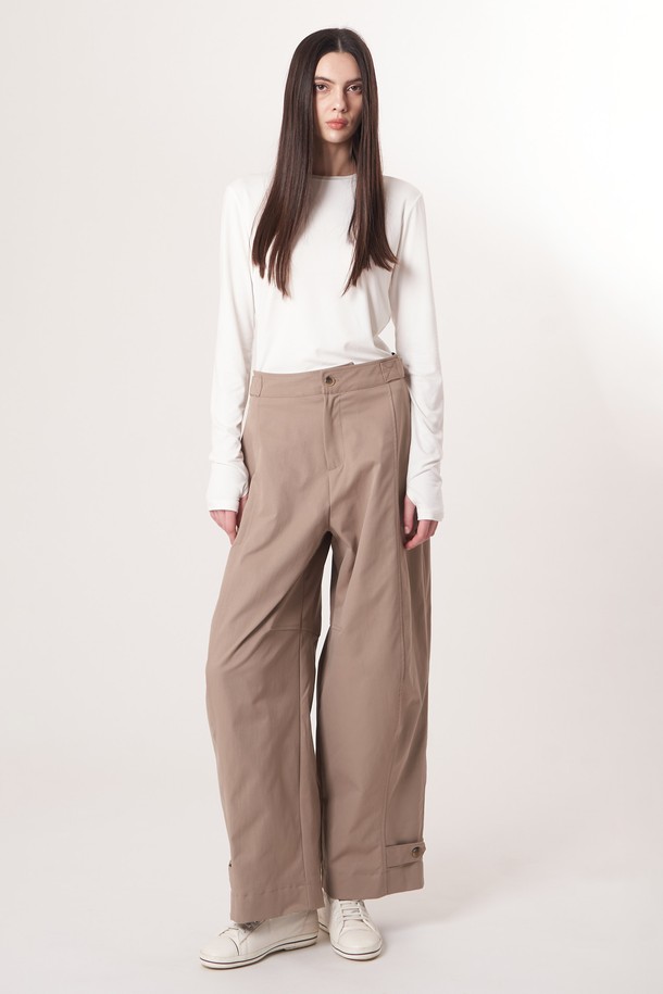 AW52TL01 베이스 레이어 탑_오프화이트는 운동 및 일상에서 활용하기 좋은 여성용 베이스 레이어 탑입니다. 부드러운 촉감의 폴리에스테르, 폴리우레탄 혼방 소재로 제작되어 흡습, 속건 기능과 뛰어난 신축성을 자랑합니다. 얇은 두께감과 슬림핏 디자인으로 활동성을 높였으며, 라운드넥과 긴 소매, 소매 끝단 슬릿 디자인으로 편안함과 스타일리시함을 동시에 잡았습니다. 미니멀한 디자인과 오프화이트 컬러가 어떤 룩에도 자연스럽게 어울리며, 피트니스, 러닝, 요가/필라테스 등 다양한 TPO에 적합합니다. 브러쉬드 텍스처로 부드러운 착용감을 선사합니다.
