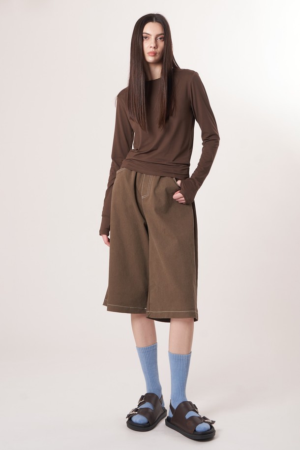 AW52TL01 베이스 레이어 탑_브라운은 겨울, 가을 시즌에 적합한 슬림핏 긴소매 베이스 레이어 탑입니다. 부드러운 촉감의 브러쉬드 폴리에스터, 폴리우레탄 혼방 소재로 제작되어 보온성과 신축성이 뛰어나며, 속건 기능으로 쾌적함을 유지합니다. 라운드넥 디자인에 소매 끝단 슬릿과 손등을 덮는 디자인으로 활동성을 더했습니다. 미니멀하고 스포티한 스타일로, 운동 시에는 피트니스룩으로, 일상에서는 겨울 데일리룩으로 활용하기 좋습니다. 다크브라운 컬러 옵션이 있습니다.
