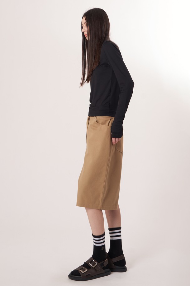 AW52TL01 베이스 레이어 탑_블랙은 겨울철 운동 및 일상에서 활용하기 좋은 베이스 레이어 탑입니다. 부드러운 촉감의 기모 안감과 두꺼운 두께로 보온성을 높였으며, 폴리에스터 및 폴리우레탄 혼방 소재로 신축성을 강화하여 활동성을 높였습니다. 슬림핏 디자인으로 깔끔한 실루엣을 연출하며, 손등을 덮는 소매 끝단 슬릿 디자인으로 포인트를 더했습니다. 미니멀, 스포티, 캐주얼 스타일을 모두 소화 가능하며, 러닝룩, 피트니스룩, 겨울 데일리룩에 적합합니다.
