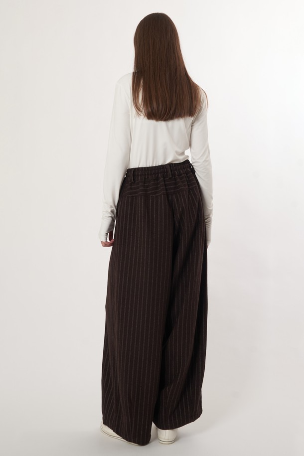 AU52PT07 레트로 스트라이프 와이드 팬츠는 여성들을 위한 바지입니다. 브라운 컬러에 레트로 스타일을 더했으며, 봄, 가을에 착용하기 좋습니다. 와이드 핏과 긴 기장으로 편안함과 스타일을 동시에 잡았습니다. 스트라이프 패턴이 돋보이며, 클래식하고 미니멀한 무드를 연출합니다. 데일리룩에 포인트를 더해줄 아이템입니다.
