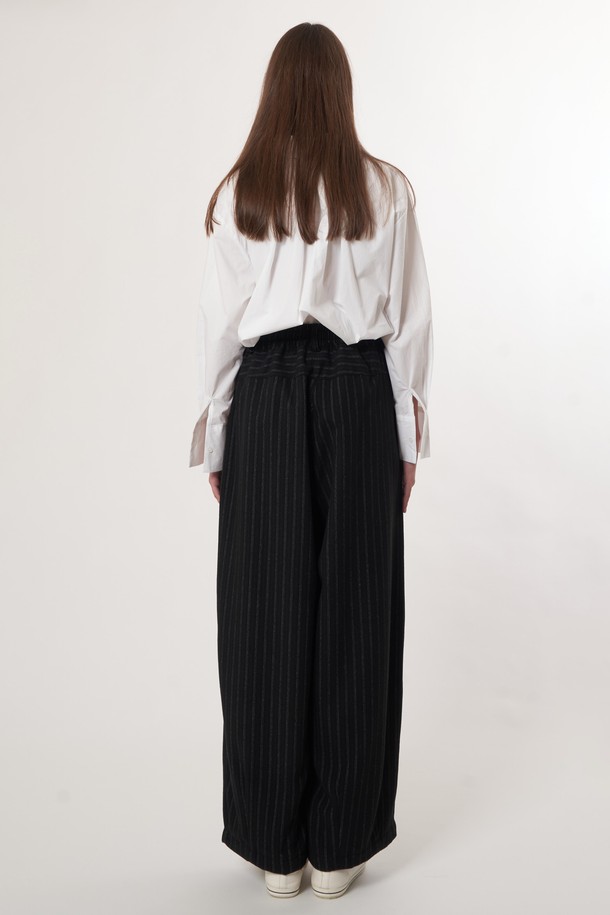 AU52PT07 레트로 스트라이프 와이드 팬츠_블랙은 여성용 와이드 팬츠입니다. 레트로 스타일의 블랙 컬러 스트라이프 패턴으로, 봄, 여름, 가을에 착용하기 좋습니다. 루즈핏으로 편안한 착용감을 선사하며, 미니멀, 클래식 무드를 연출합니다. 데일리룩에 포인트 아이템으로 활용하기 좋은 아이템입니다.
