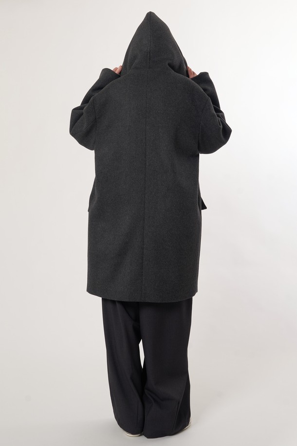 AU52CT01 더블 후드 코트_차콜은 캐주얼, 클래식, 미니멀 스타일을 아우르는 남녀 공용 코트입니다. 울 소재로 제작되어 부드러운 촉감을 선사하며, 가을과 겨울에 따뜻하게 착용할 수 있습니다. 롱 기장의 오버핏 디자인에 더블 버튼 여밈 방식을 적용하여 멋스러운 실루엣을 연출합니다. 차콜 컬러의 무지 디자인과 후드 디테일이 돋보이며, 출근룩으로도 활용하기 좋습니다. 긴 소매 기장과 두꺼운 두께감으로 보온성을 높였습니다.
