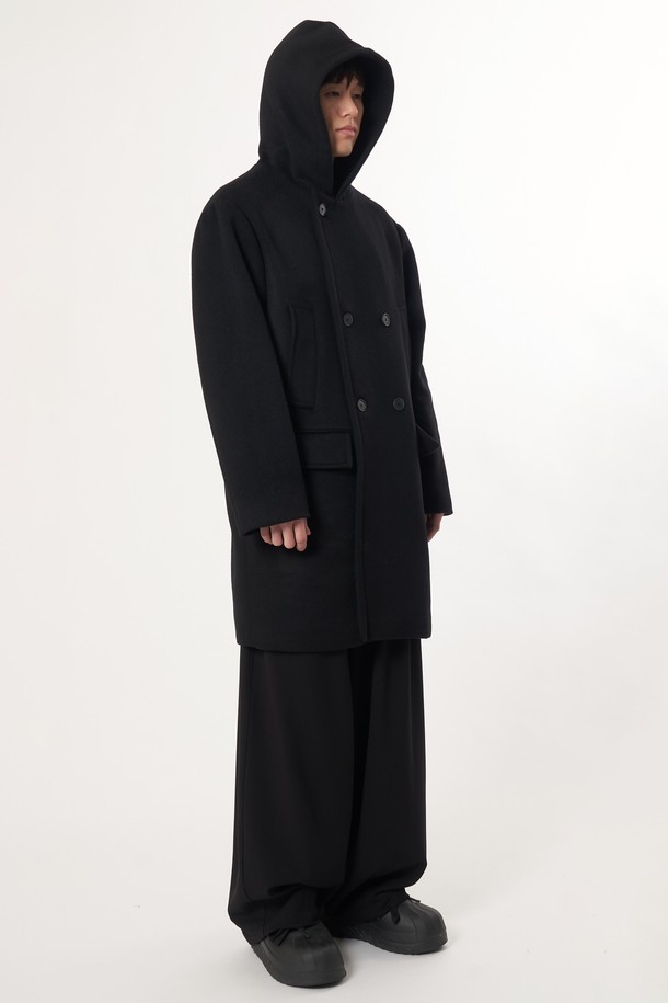 AU52CT01 더블 후드 코트_블랙은 여성용 후드 코트입니다. 가을과 겨울에 착용하기 좋으며, 캐주얼하고 베이직한 스타일을 연출합니다. 롱 기장에 오버핏으로 디자인되었으며, 더블 버튼 여밈 방식의 더블 코트입니다. 울 소재로 제작되어 두꺼운 두께감을 자랑하며, 출근룩이나 모임룩에 활용하기 좋습니다. 캐주얼, 클래식, 미니멀 스타일을 즐겨 입는 분들께 추천합니다.
