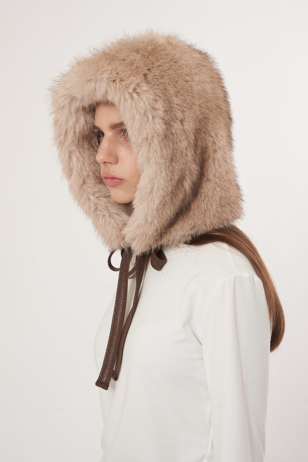 AW52AC04 퍼 바라클라바_베이지는 부드러운 퍼 소재로 제작되어 뛰어난 촉감을 자랑하는 여성용 바라클라바입니다. 깊은 모자 깊이와 목까지 감싸는 디자인으로 겨울철 보온과 방한 기능을 제공하며, 쌀쌀한 날씨에도 따뜻하게 착용할 수 있습니다. 무지 패턴의 베이지 컬러는 캐주얼, 미니멀, 클래식 등 다양한 스타일과 쉽게 매치할 수 있어 활용도가 높습니다. 두꺼운 두께감의 퍼 소재는 포근함을 더하며, 디자인 장식으로 퍼를 사용하여 고급스러운 느낌을 선사합니다. 데일리룩에 포인트 아이템으로 활용하여 스타일리시함과 따뜻함을 동시에 잡을 수 있습니다.
