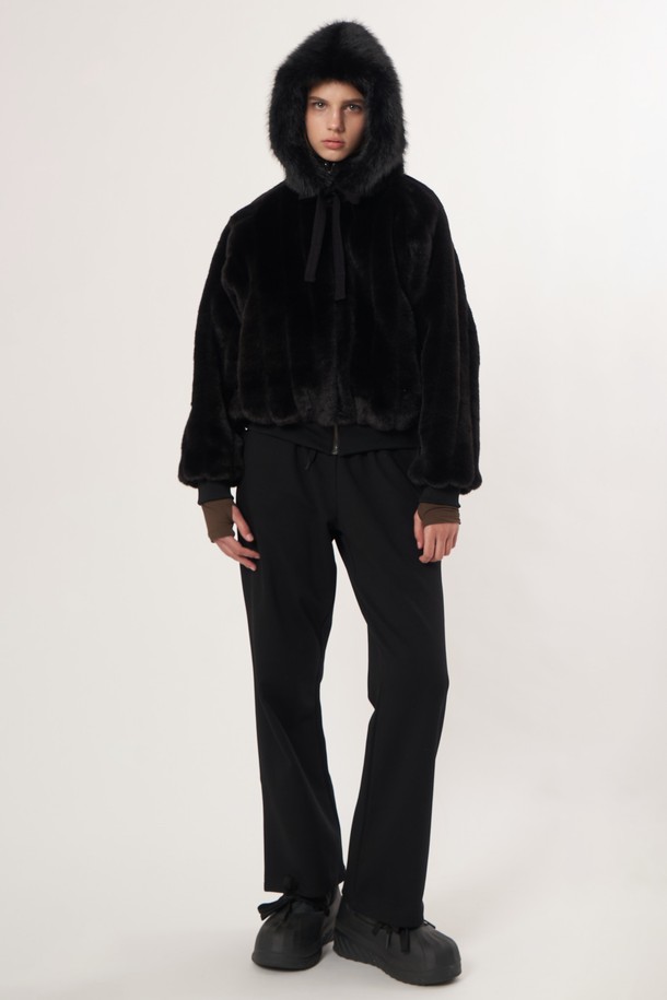 AW52AC04 퍼 바라클라바_블랙은 부드러운 퍼 소재로 제작되어 뛰어난 촉감을 자랑하는 겨울철 방한용 바라클라바입니다. 깊은 모자 깊이와 목까지 덮는 디자인으로 보온성을 극대화하여 추운 날씨에도 따뜻하게 착용할 수 있습니다. 무지 블랙 컬러로 어떤 스타일에도 잘 어울리며, 캐주얼 및 미니멀 룩에 매치하여 포근하면서도 세련된 분위기를 연출할 수 있습니다. 특히 두꺼운 두께의 퍼 소재는 뛰어난 방한 기능을 제공하며, 일상생활에서도 부담 없이 활용하기 좋습니다. 남녀 공용으로 착용 가능하여 실용적입니다.
