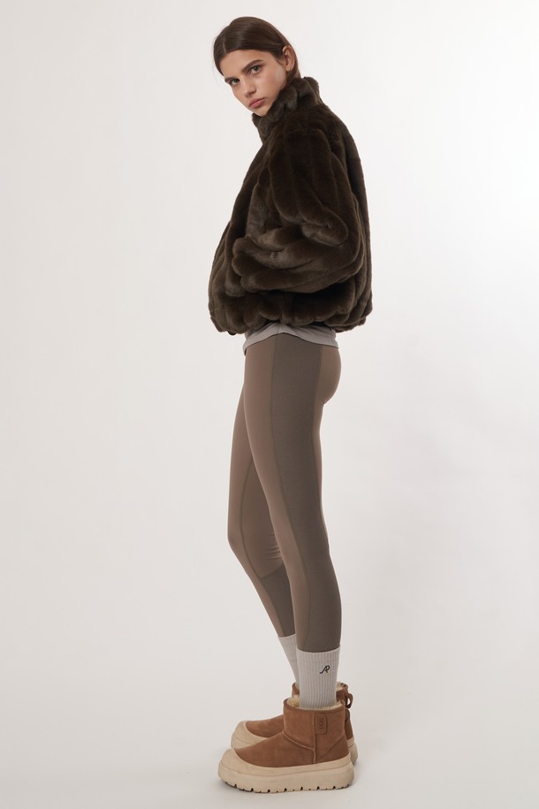 AW52OT03_리버시블 밍크 점퍼_다크브라운은 여성 의류로, 가을과 겨울에 착용하기 좋은 두꺼운 두께감의 점퍼입니다. 밍크 소재로 제작되어 부드러운 촉감을 선사하며, 클래식하고 우아한 스타일을 연출합니다. 다크브라운 컬러의 무지 디자인에 집업 여밈 방식과 레귤러핏으로 제작되었으며, 리버시블 타입으로 다양한 스타일링이 가능합니다. 일상 및 모임룩, 데이트룩에 활용하기 좋은 아이템입니다. 긴 소매 기장의 크롭 기장 점퍼로 보온성 또한 뛰어납니다.
