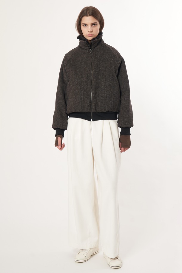 AW52OT03 리버시블 밍크 점퍼_블랙은 여성용 점퍼로, 가을과 겨울에 착용하기 좋은 보온성이 뛰어난 제품입니다. 부드러운 촉감의 밍크 소재로 제작되어 편안한 착용감을 선사하며, 레귤러 핏과 긴 소매 기장으로 디자인되었습니다. 블랙 컬러의 무지 디자인은 베이직하고 클래식한 스타일을 연출하며, 집업 여밈 방식과 리버시블 코트 타입으로 실용성을 더했습니다. 미니멀한 스타일을 선호하는 분들께 추천하는 아이템입니다.
