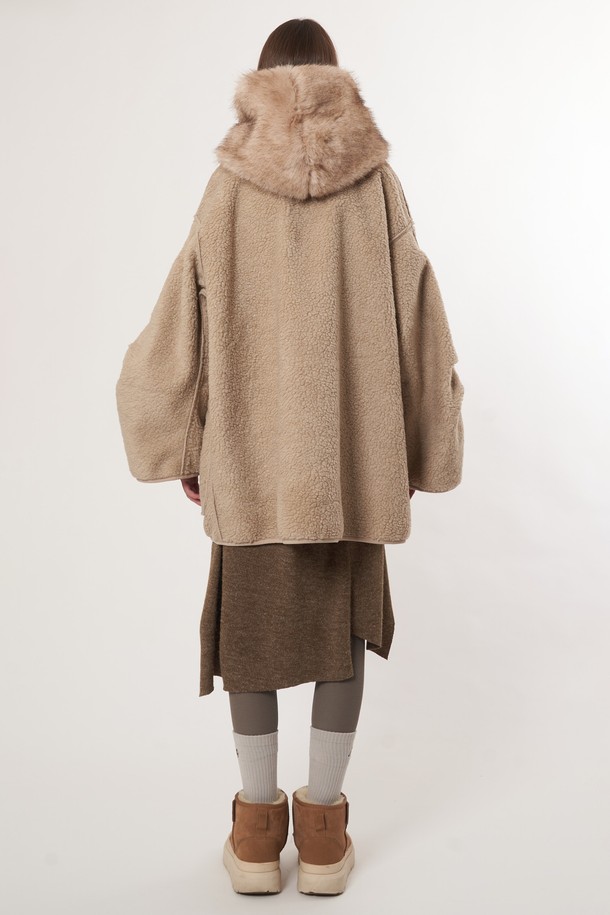 AW52OT02 페이크 라쿤 후드 아우터_베이지는 여성용 후드 아우터입니다. 가을과 겨울에 착용하기 좋은 두꺼운 두께감의 오버핏 코트로, 부드러운 촉감과 무지 디자인이 특징입니다. 일상룩, 여행룩, 캠핑룩 등 다양한 TPO에 활용 가능하며, 캐주얼, 미니멀, 클래식 스타일을 연출하기 좋습니다. 페이크 라쿤 퍼 후드 디테일과 토글 여밈 방식으로 포인트를 더했으며, 긴 소매 기장으로 따뜻함을 더했습니다.
