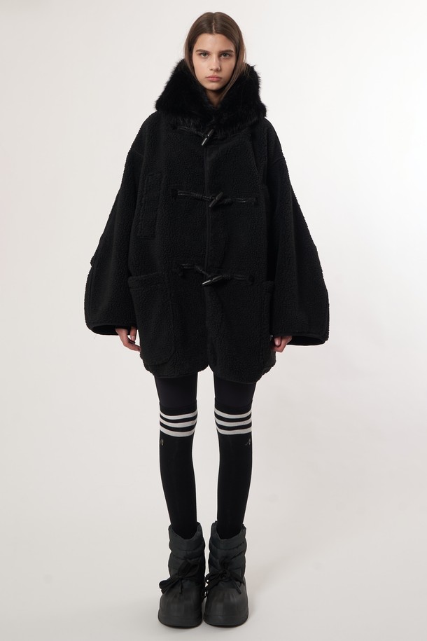 AW52OT02_페이크 라쿤 후드 아우터_블랙은 여성용 후드 아우터로, 겨울철 캐주얼 스타일을 연출하기에 적합합니다. 전체적으로 무지 디자인에 오버핏으로 제작되었으며, 두꺼운 두께감과 부드러운 촉감의 인조가죽, 폴리에스테르 혼방 소재를 사용하여 보온성을 높였습니다. 긴 소매와 집업 여밈 방식이 특징이며, 페이크 라쿤 퍼 후드 장식과 안감 퍼 디테일이 고급스러운 분위기를 더합니다. 출근룩과 모임룩은 물론, 미니멀, 시크 스타일을 즐겨 입는 분들께 추천합니다.
