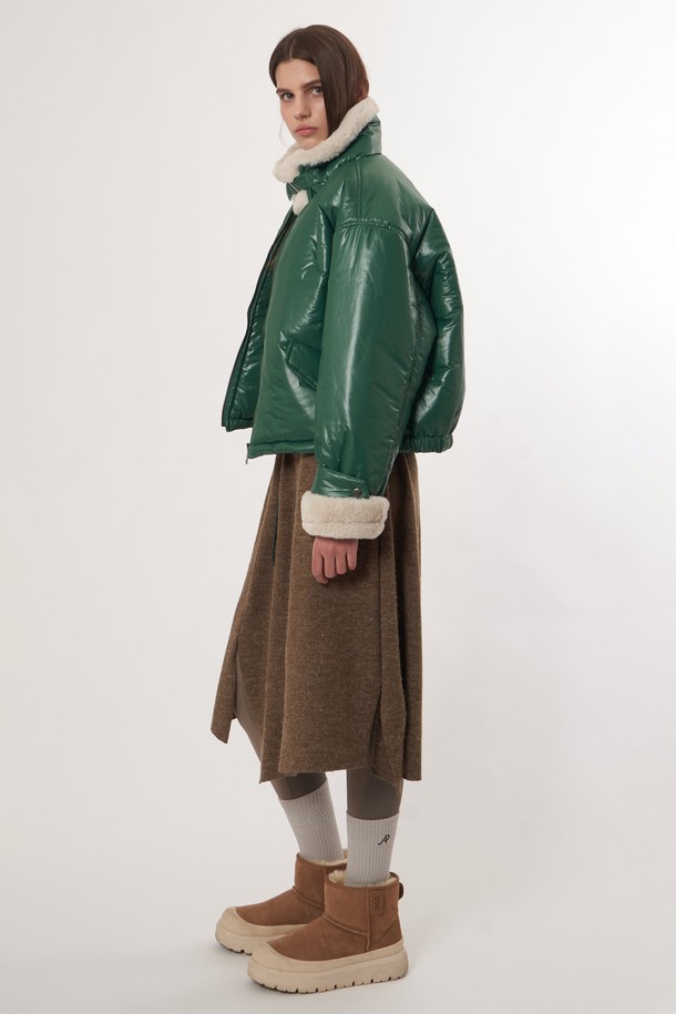 애시드 그린 컬러의 AW52JP01 퍼 패치 패딩점퍼입니다. 여성용으로, 겨울철 캐주얼 스타일 연출에 적합합니다. 넉넉한 두께감과 부드러운 촉감의 나일론 소재를 사용하여 편안한 착용감을 선사합니다. 레귤러 핏에 긴 소매 기장, 집업 여밈 방식으로 제작되었으며, 퍼 디테일과 안감으로 따뜻함과 스타일리시함을 더했습니다. 패치워크 패턴이 돋보이는 디자인으로, 일상생활에서 개성 있는 스타일을 완성해보세요.
