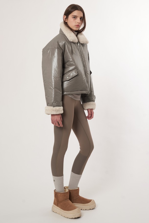 AW52JP01 퍼 패치 패딩점퍼는 여성용 다크베이지 컬러의 캐주얼 패딩 점퍼입니다. 겨울철 일상 및 출근, 여행룩에 적합하며, 부드러운 촉감의 폴리에스테르 소재로 제작되었습니다. 레귤러 핏에 레귤러 기장으로, 집업 스타일이며 퍼 디테일과 안감으로 보온성을 높였습니다. 패치워크 패턴이 돋보이는 디자인으로, 미니멀, 클래식 스타일을 선호하는 분들께 추천합니다.
