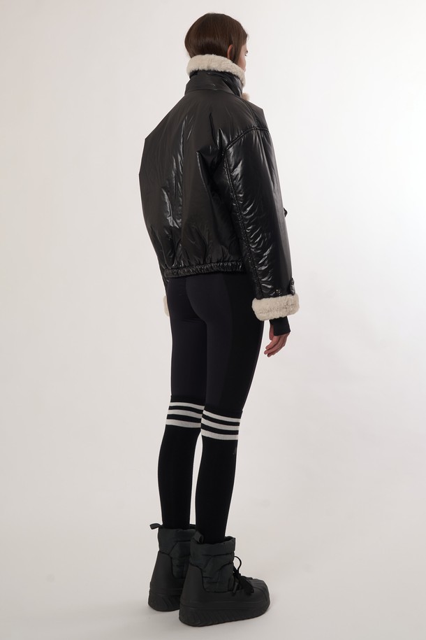 AW52JP01 퍼 패치 패딩점퍼_블랙은 여성 겨울철 캐주얼 스타일을 위한 패딩 점퍼입니다. 부드러운 촉감의 나일론 소재로 제작되었으며, 두꺼운 두께감으로 뛰어난 보온성을 제공합니다. 레귤러핏으로 편안하게 착용 가능하며, 집업 스타일로 간편하게 여밀 수 있습니다. 블랙 컬러에 패치워크 패턴이 적용되어 밋밋함을 덜고 개성 있는 포인트를 더했습니다. 안감과 아우터의 퍼 디테일이 고급스러움을 더하는, 데일리룩에 활용하기 좋은 아이템입니다.
