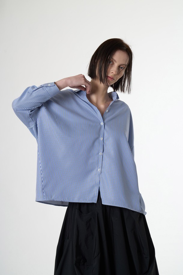 AW51SH07 라이트 백 슬릭 셔츠는 시원한 촉감의 얇은 폴리에스테르, 나일론 혼방 소재로 제작되었으며, 블루 스트라이프 패턴이 돋보입니다. 봄, 여름 시즌에 적합하며, 크롭 소매와 셔츠 칼라 디자인, 그리고 백 슬릿 디테일이 특징입니다. 오버핏 및 릴랙스핏으로 편안하게 착용할 수 있는 여성용 셔츠/블라우스입니다.
