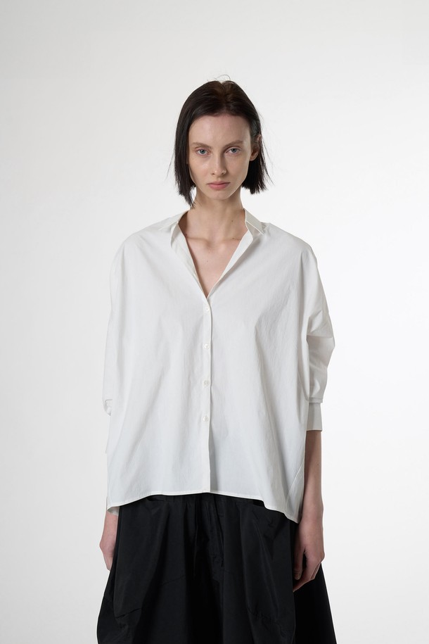 AW51SH07 라이트 백 슬릭 셔츠는 화이트 색상의 여성용 반소매 셔츠/블라우스입니다. 나일론과 폴리우레탄 혼방 소재로 제작되어 얇고 부드러운 촉감을 자랑하며, 무지 패턴의 루즈핏/오버핏 디자인으로 편안하게 착용할 수 있습니다. 크롭 기장, 칼라 네크라인, 백 슬릿 디테일, 테일러드 밑단이 특징이며, 봄, 여름 일상복으로 적합한 미니멀/베이직 스타일입니다.