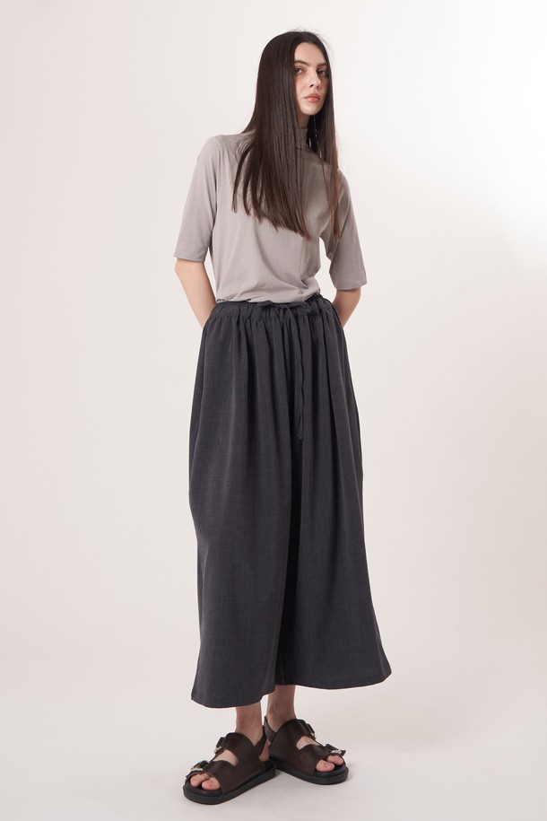 AU52PT33 F 와이드 크롭 팬츠_멜란지그레이는 남녀 모두 착용 가능한 캐주얼 스타일의 와이드 크롭 팬츠입니다. 멜란지그레이 컬러의 무지 디자인으로, 봄, 여름, 가을 계절에 활용하기 좋습니다. 부드러운 촉감의 폴리에스테르, 레이온, 폴리우레탄 혼방 소재로 제작되어 편안한 착용감을 제공합니다. 허리 드로우스트링과 밴딩 처리로 편안함을 더했으며, 데일리룩, 동네 마실룩, 여행룩 등 다양한 TPO에 맞춰 미니멀한 스타일을 연출할 수 있습니다. 루즈핏으로 여유로운 실루엣을 선사하는 얇은 두께의 크롭 팬츠입니다.
