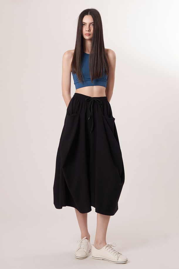 AW52PT31 W_테크플레어 팬츠는 여성용 테크플레어 팬츠로, 스포티하면서도 캐주얼한 스타일을 연출합니다. 블랙과 터쿼이즈 블루 두 가지 색상으로 제공되며, 사계절 내내 착용 가능합니다. 릴랙스핏 플레어 디자인에 신축성 있는 폴리에스터, 레이온, 폴리우레탄 혼방 소재로 제작되어 부드러운 촉감을 선사합니다. 허리 밴딩과 드로우스트링으로 편안한 착용감을 제공하며, 레깅스 위에 레이어드하여 다양한 스타일을 연출할 수 있습니다. 무지 디자인으로 미니멀한 매력을 더한 긴 기장의 바지입니다.
