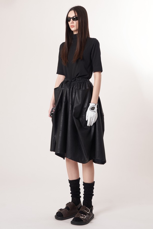 AW52PT32 레더 이펙트 플레어 팬츠_블랙은 부드러운 촉감의 폴리우레탄과 레이온 혼방 소재로 제작되어 가을, 겨울에 착용하기 좋은 여성용 레더 팬츠입니다. 모던한 스타일의 이 바지는 레더 이펙트 소재와 자연스러운 주름 텍스처가 특징이며, 릴랙스 핏의 플레어 디자인으로 입체적인 볼륨감을 선사합니다. 일상, 데이트룩, 모임룩 등 다양한 TPO에 활용 가능하며 시크, 미니멀, 클래식 스타일을 연출하기 좋습니다. 편안한 길이감으로 활동성을 높인 긴 기장의 무지 블랙 컬러 레더 팬츠입니다.
