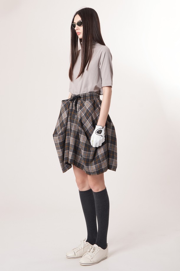 AW52PS33 체크 볼륨 G 쇼츠_브라운은 여성용 쇼츠로, 브라운과 라이트 그레이 색상으로 제공됩니다. 봄, 여름 계절에 어울리는 스포티하면서도 클래식한 스타일의 제품입니다. 플레어 바지핏과 볼륨 핏으로 여성스러운 실루엣을 연출하며, 입체적인 커팅 라인과 체크 패턴이 특징입니다. 신축성 있는 블루머 안감이 있어 안정적인 착용감을 선사하며, 데이트룩이나 쇼핑룩에 적합합니다. 폴리에스테르 소재로 제작되었으며, 밴딩 및 드로우스트링으로 편안하게 착용할 수 있습니다.
